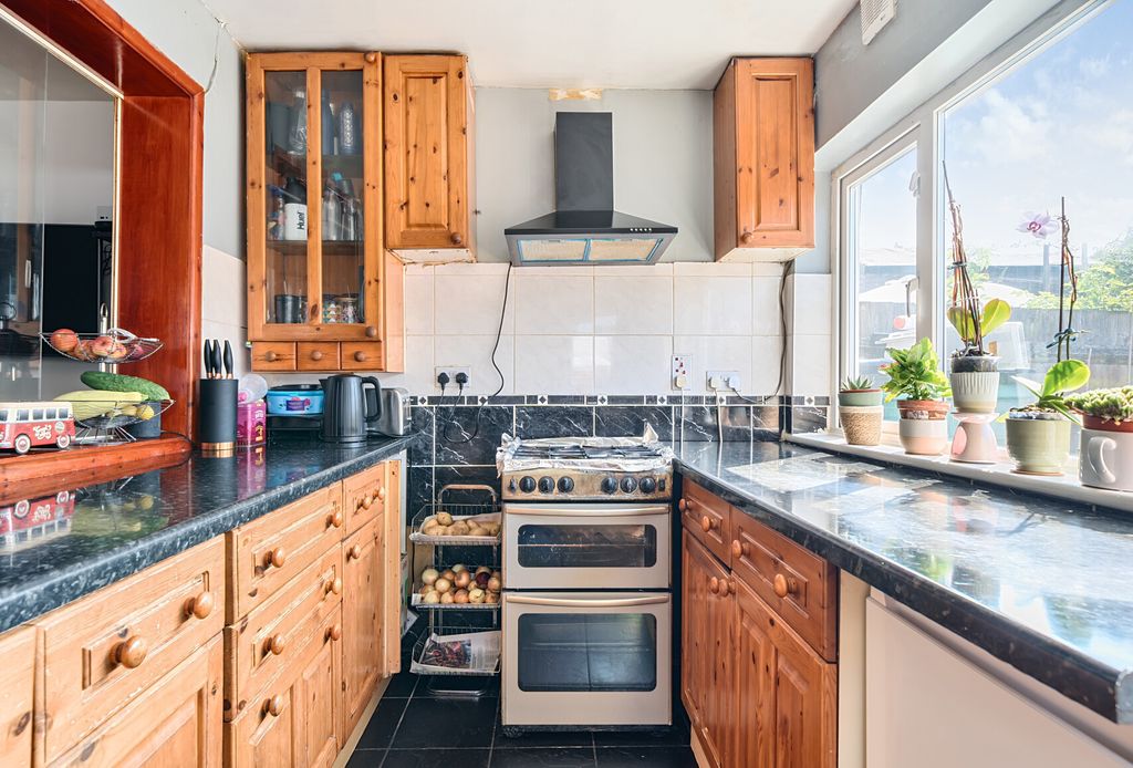 Property photo 3 of 14 1340477-12-689F10...