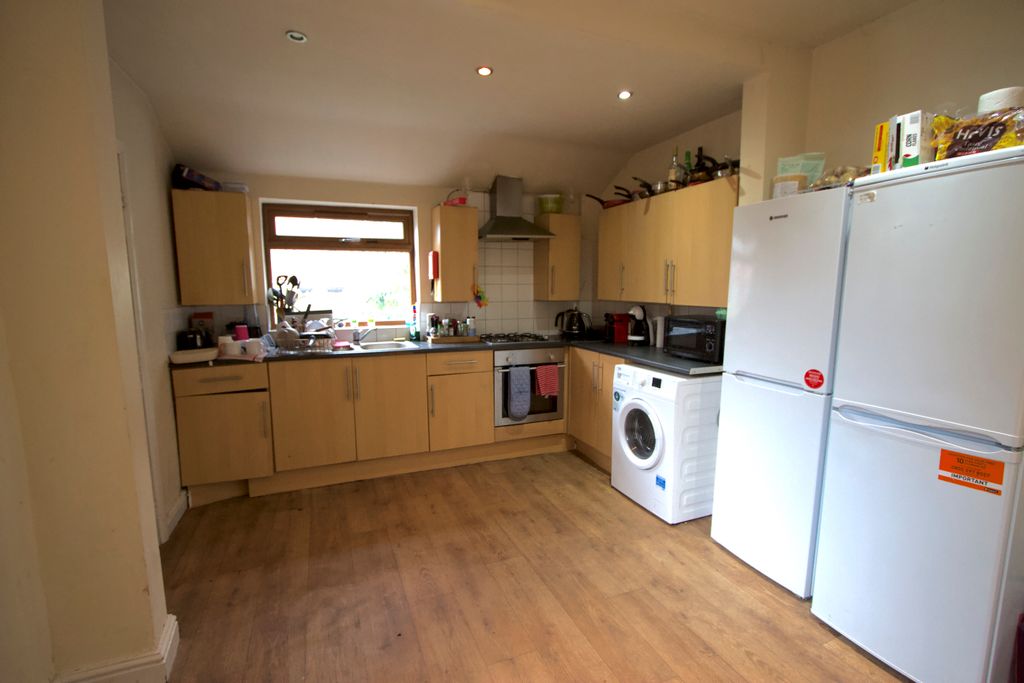 Property photo 2 of 10 Kitchen