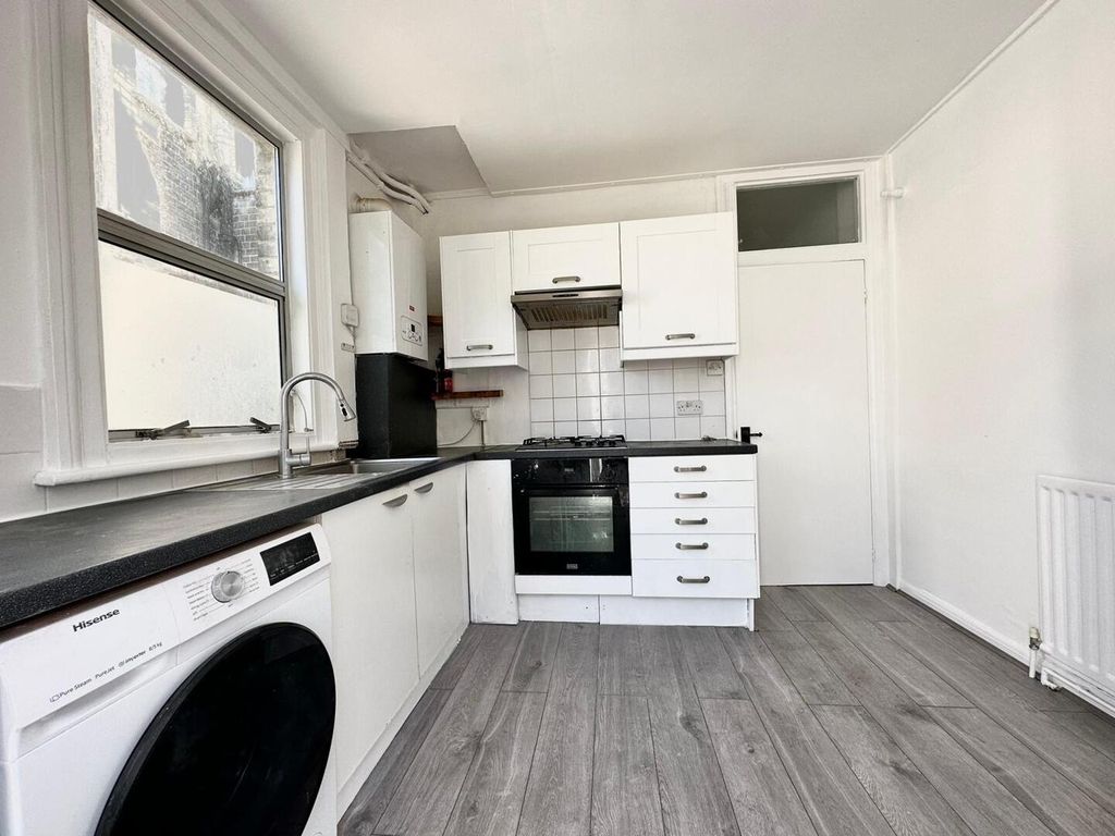 Property photo 1 of 6 Kitchen