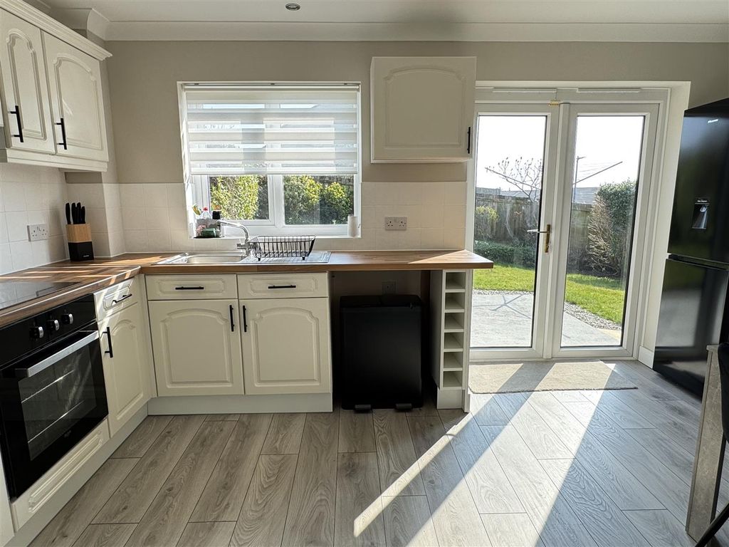 Property photo 3 of 23 Kitchen/Diner: