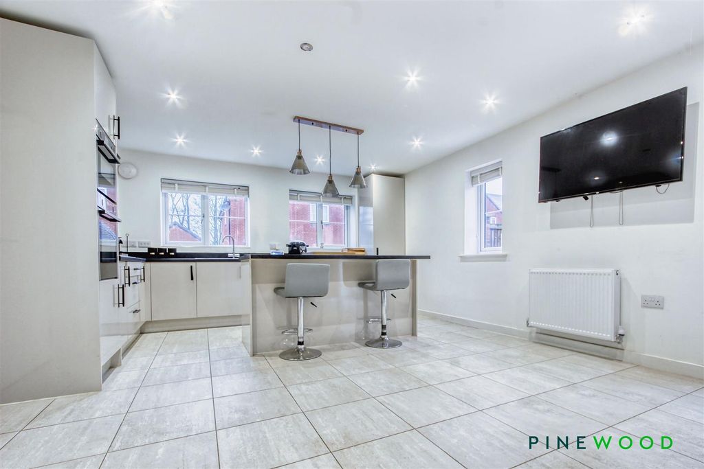 Property photo 2 of 31 Kitchen Diner