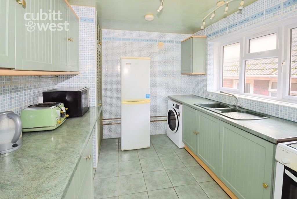 Property photo 3 of 10 Kitchen