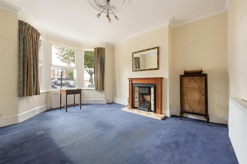 Property photo 2 of 24 Beech Hall Road, E4