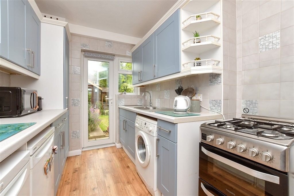 Property photo 3 of 11 Kitchen