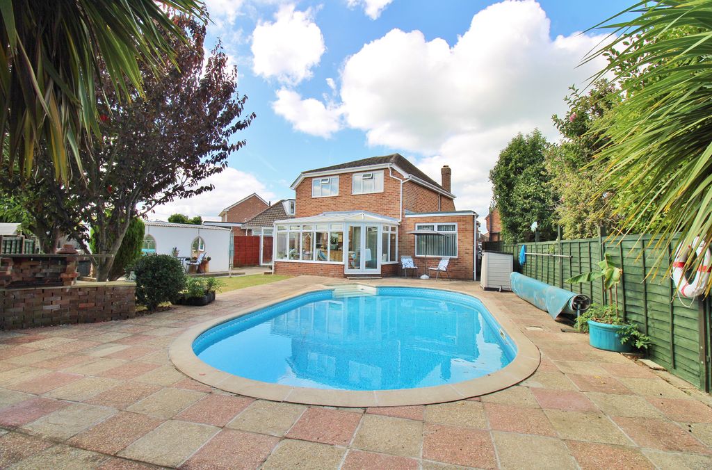 Property photo 2 of 31