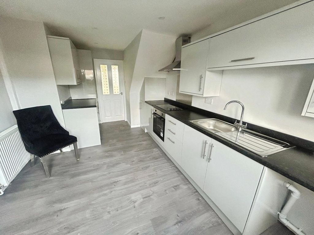 Property photo 2 of 8 Kitchen