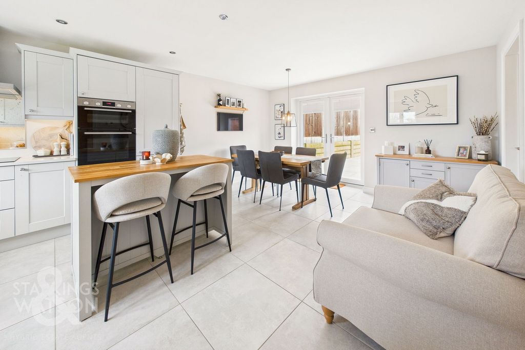 Property photo 2 of 32