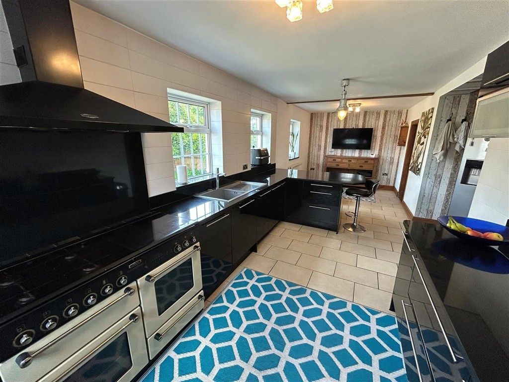 Property photo 2 of 18 Kitchen/Breakfast Room