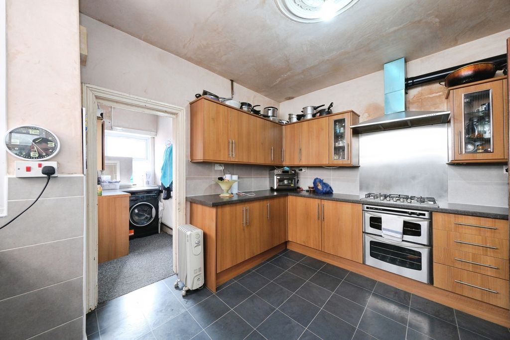 Property photo 3 of 18 Kitchen