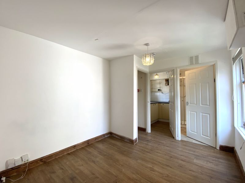 Property photo 3 of 9 Photo 6