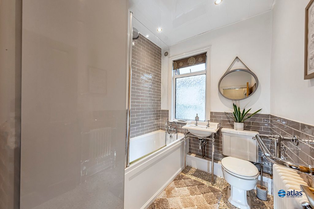 Property photo 3 of 18 Bathroom