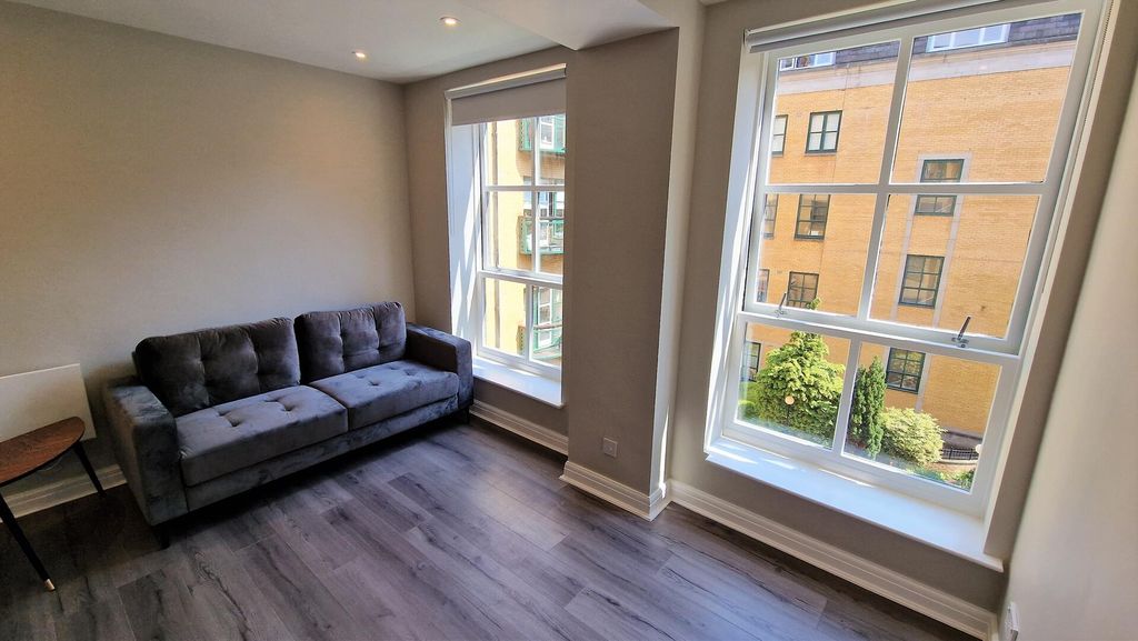 Property photo 2 of 33 Living Room