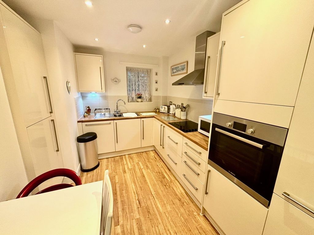 Property photo 2 of 6 Kitchen