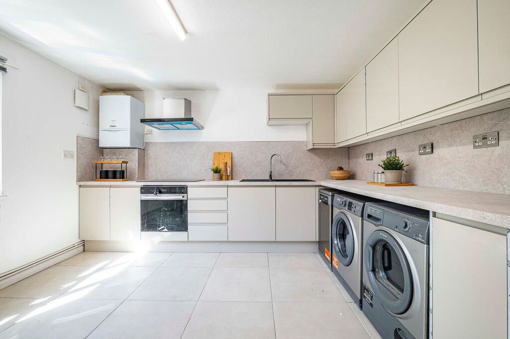 Property photo 1 of 11 Bright Modern Kitchen With A Long Worktop, Integra...