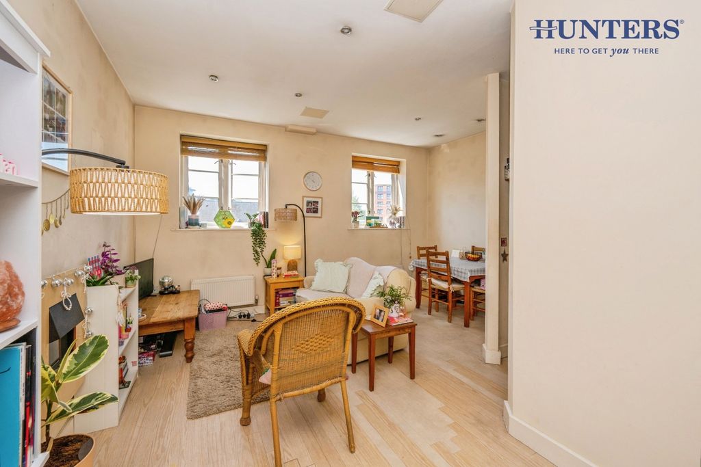 Property photo 3 of 20 Pbox-Img.Jpg