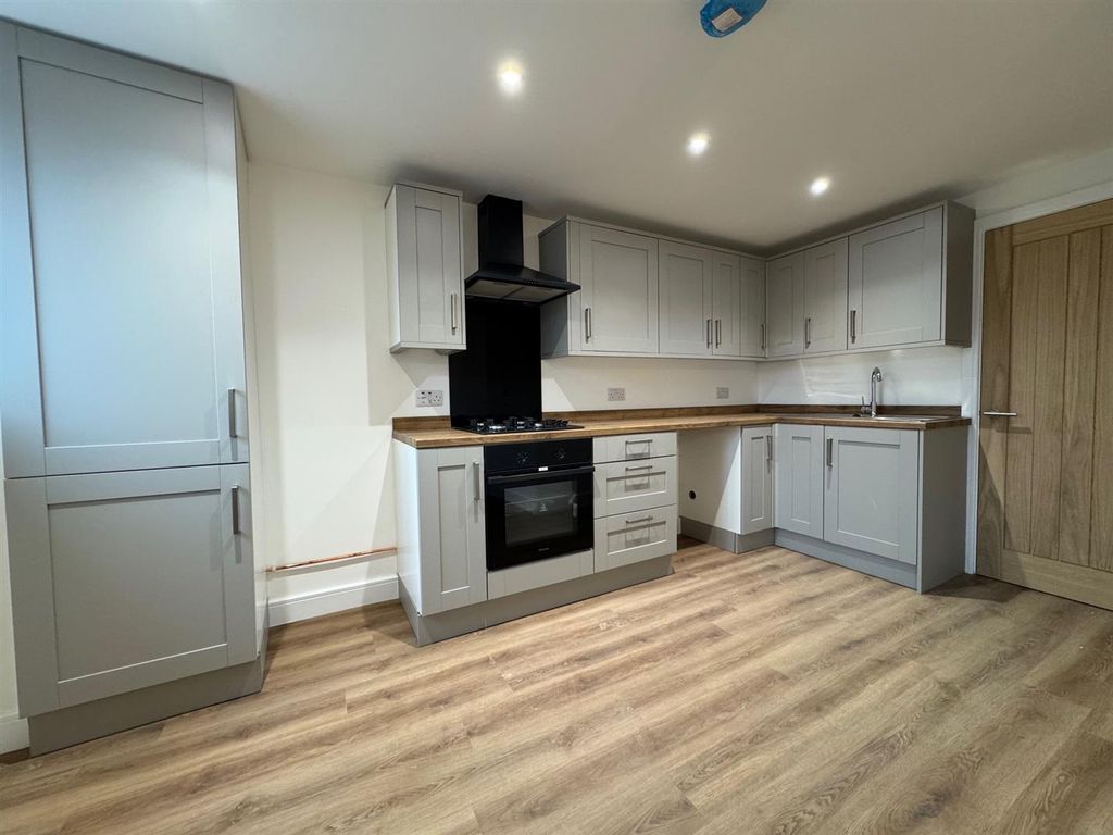 Property photo 3 of 9 Kitchen