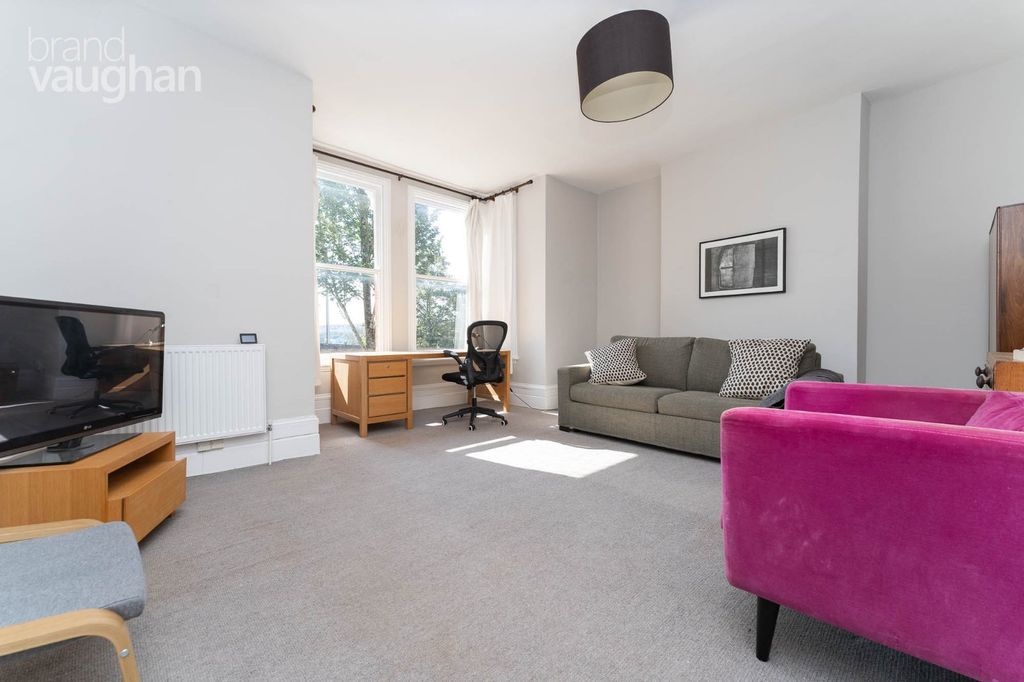 Property photo 2 of 6 Lounge