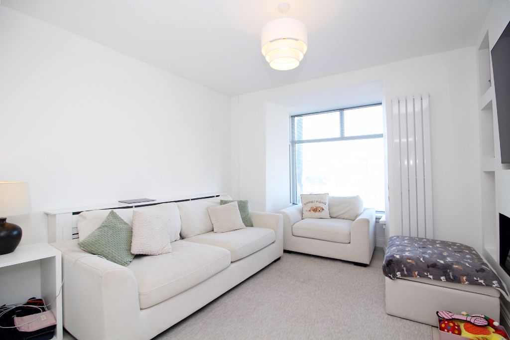 Property photo 2 of 18 Lounge