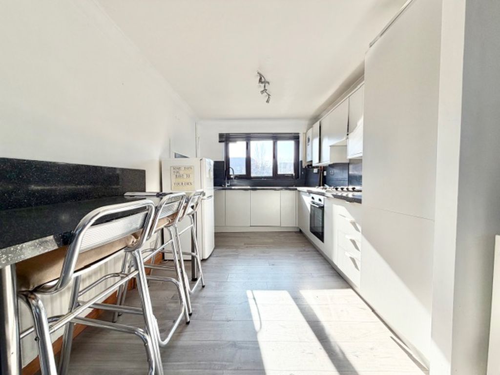 Property photo 2 of 19 Kitchen Breakfast