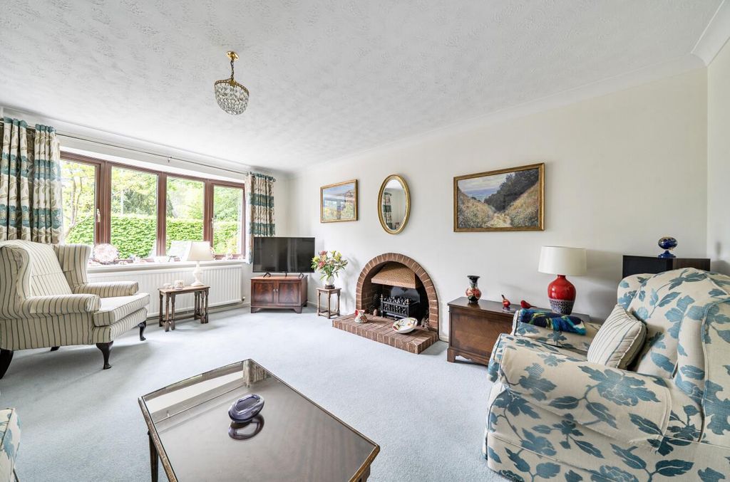 Property photo 2 of 18 Ashbridge Rise 9 (7).Jpg