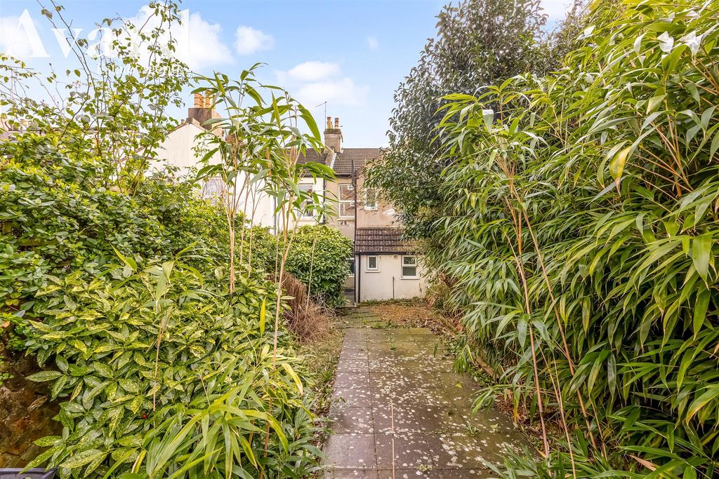 Property photo 2 of 21 Gordon Road, 3-018.Jpg