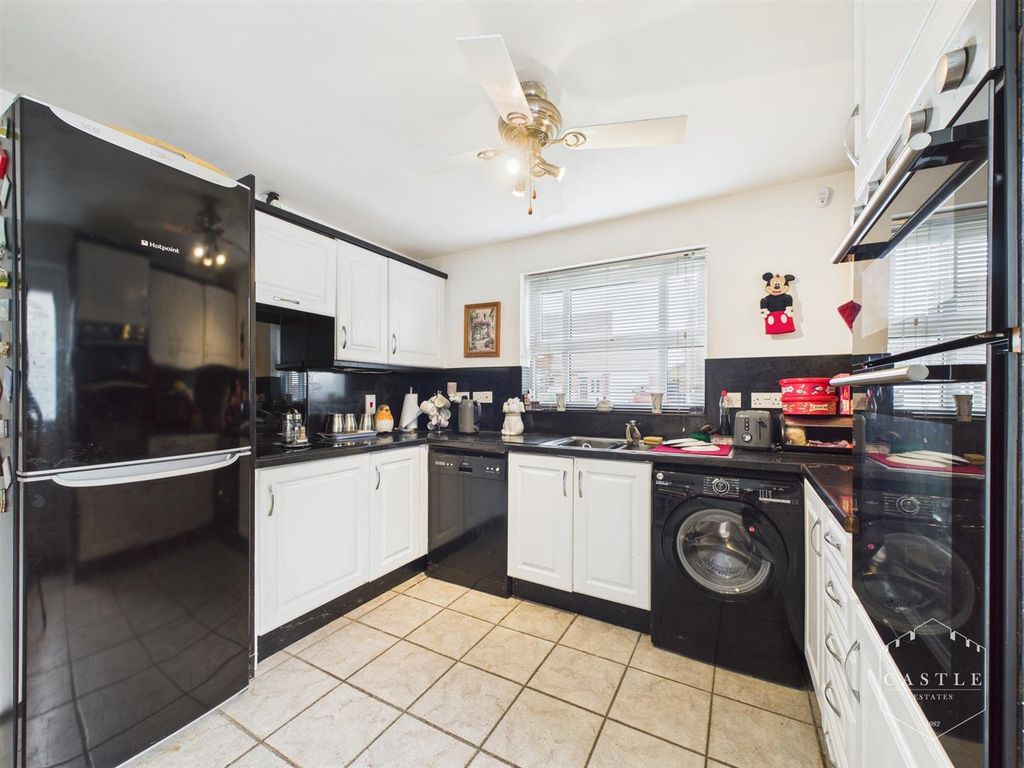 Property photo 3 of 16 Kitchen