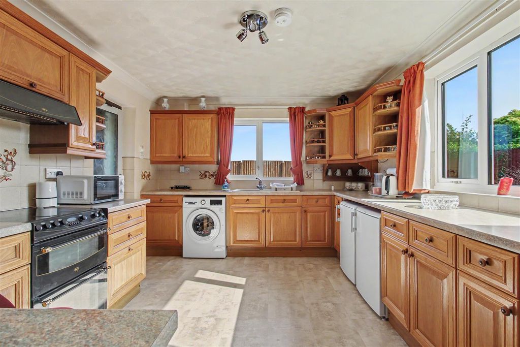 Property photo 2 of 18 Kitchen