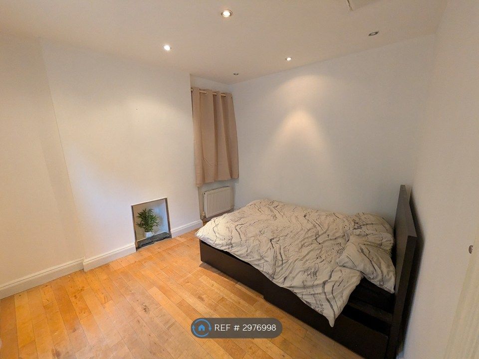 Property photo 2 of 6 Bedroom