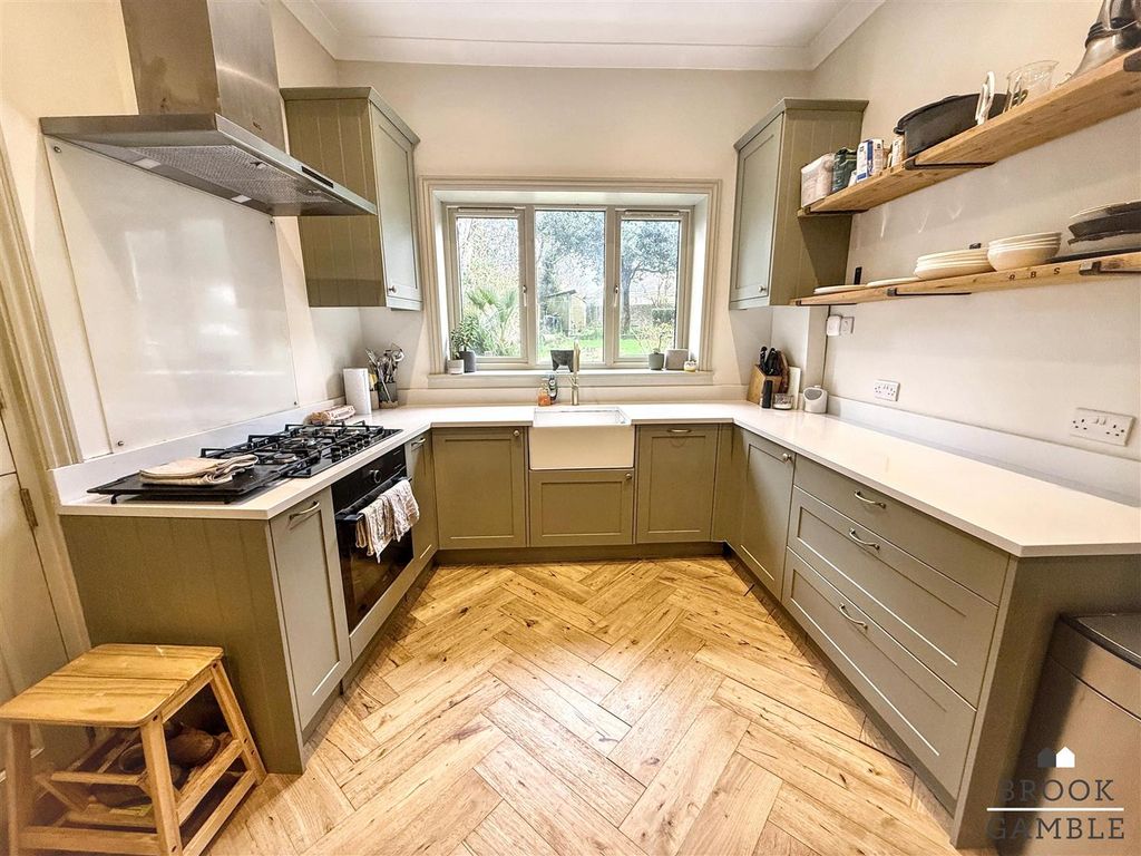 Property photo 3 of 16 01323 438506