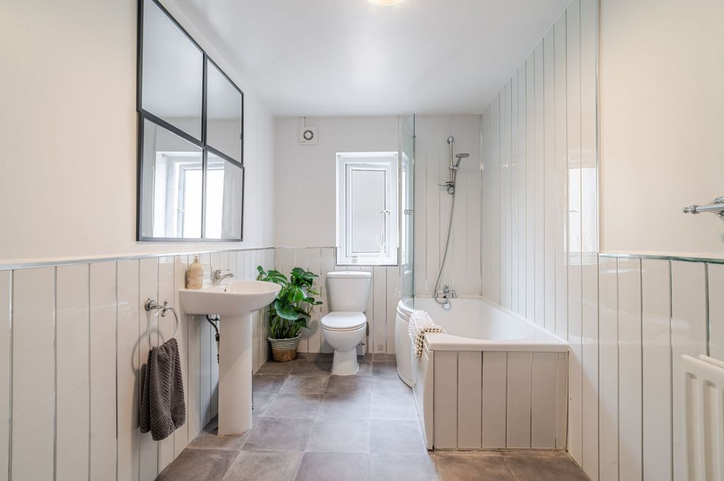 Property photo 3 of 27