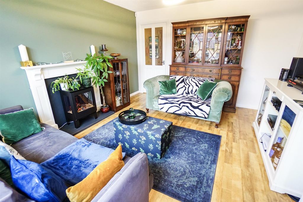 Property photo 3 of 18 Lounge