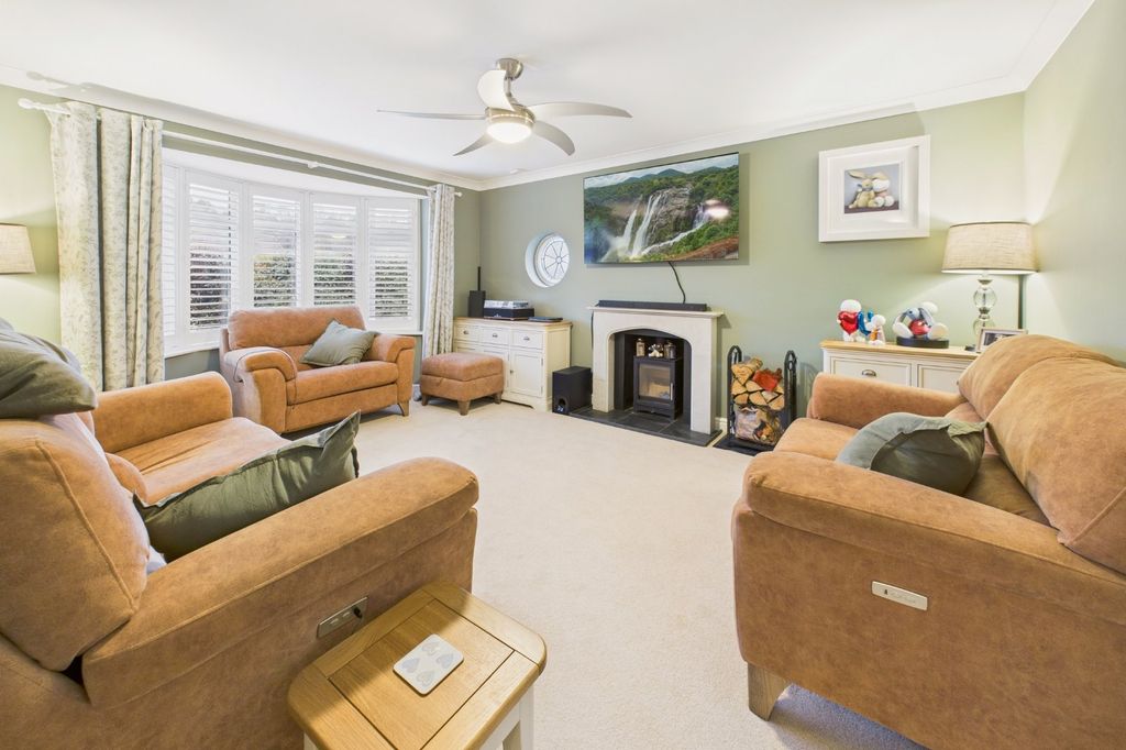 Property photo 2 of 23 Living Room