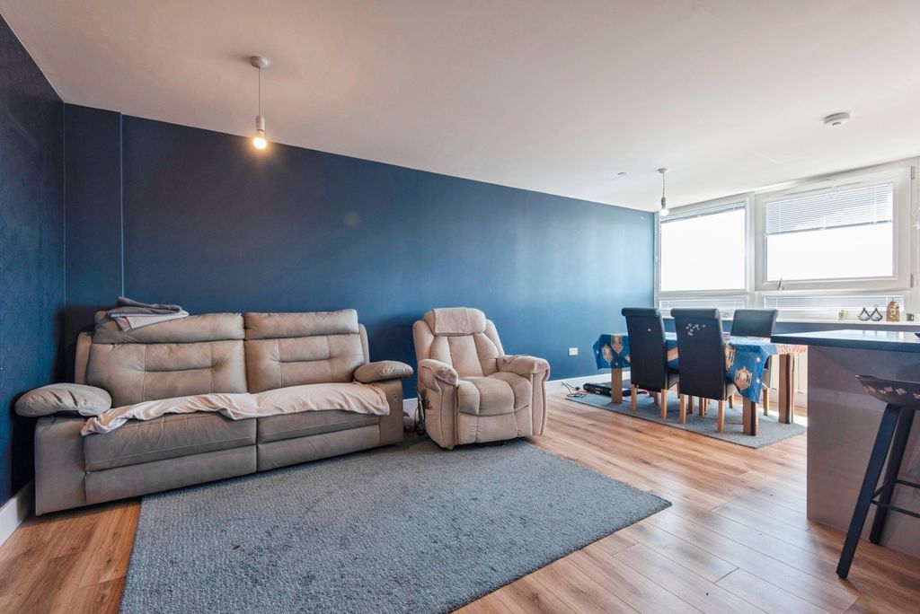 Property photo 3 of 17 Lounge