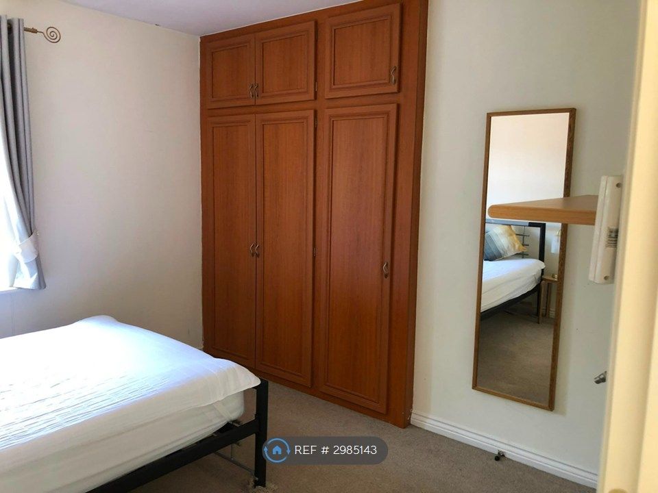 Property photo 3 of 10 Bedroom (View 3)