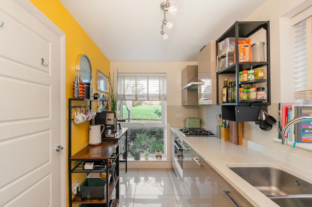 Property photo 3 of 32 0M8Rfp - Kitchen C.Jpg