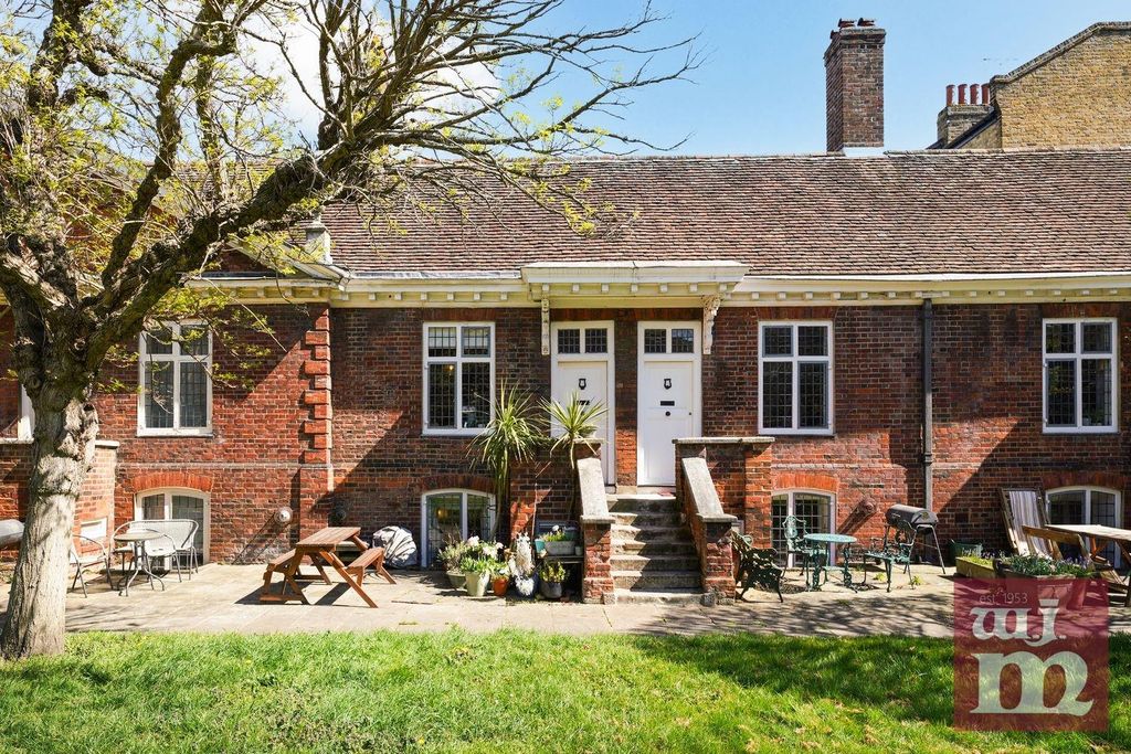 Property photo 1 of 14 Trinity Green