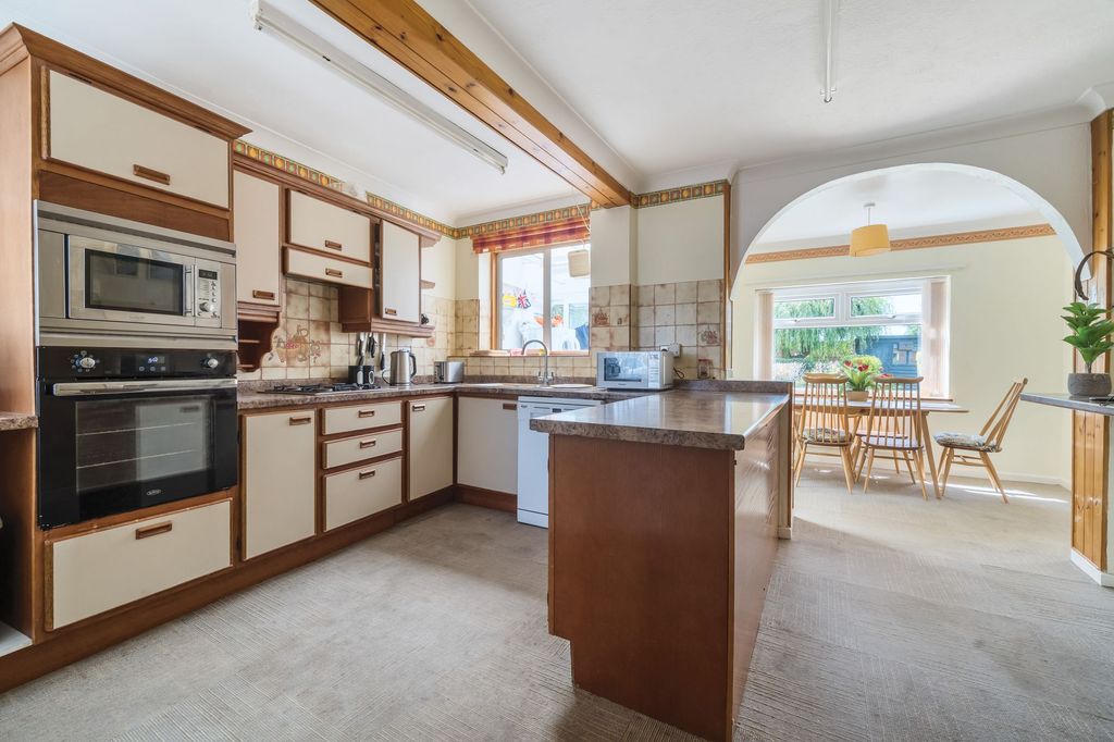 Property photo 2 of 19 Kitchen