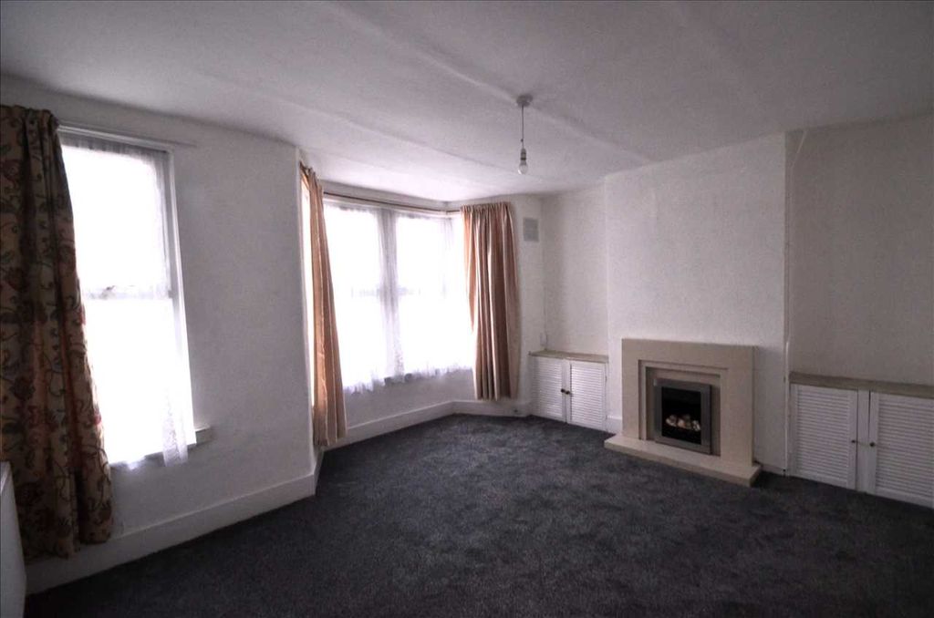 Property photo 2 of 6 Lounge