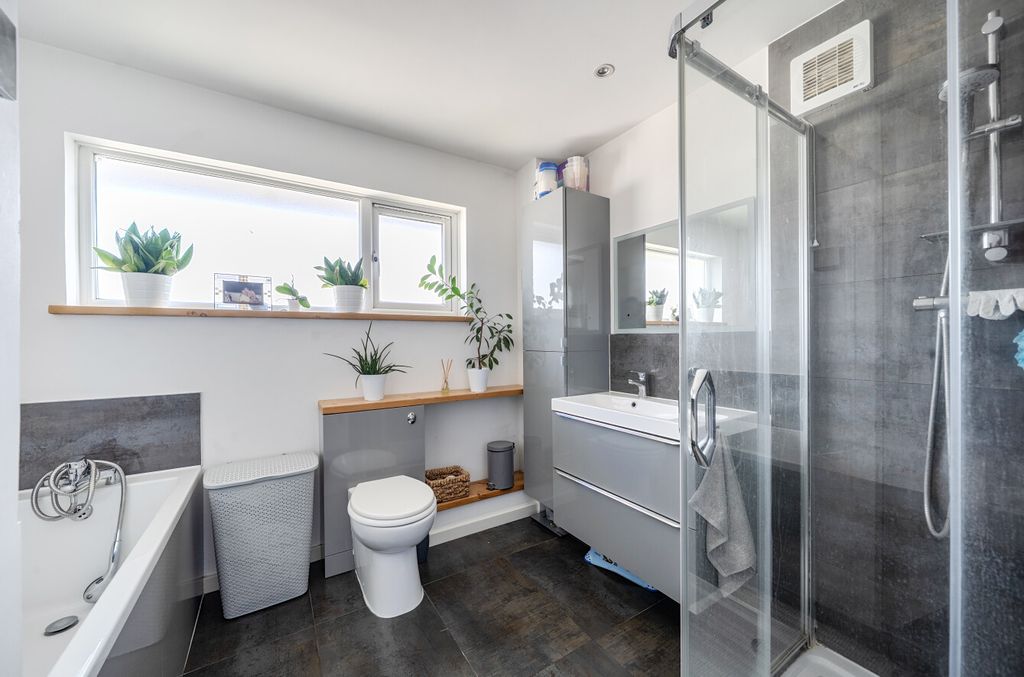 Property photo 3 of 14 15015383