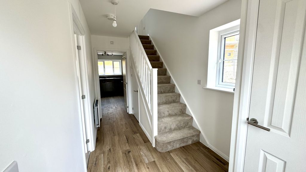Property photo 2 of 28 3 Bed Entrance