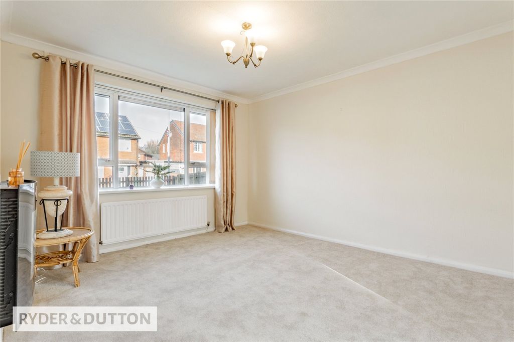 Property photo 3 of 19 Lounge