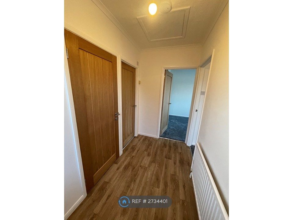 Property photo 3 of 8 Hallway