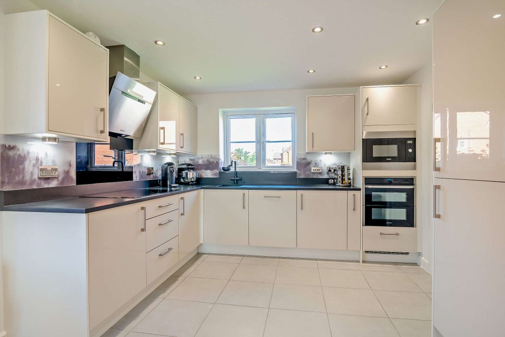 Property photo 3 of 18 Kitchen