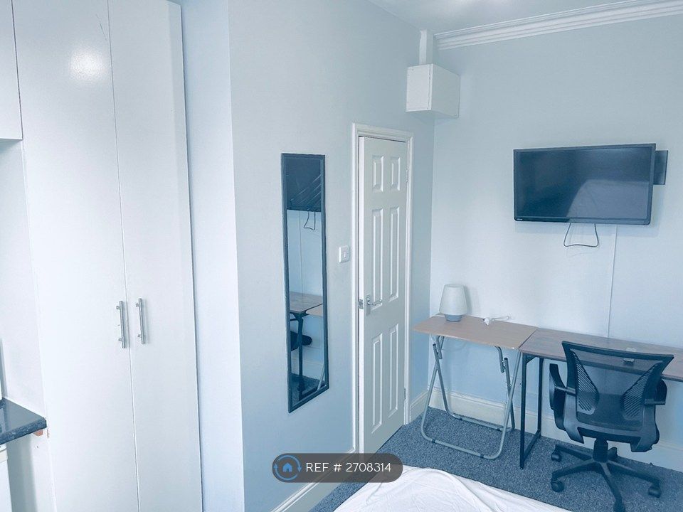 Property photo 3 of 8 Large Double Ensuite Room