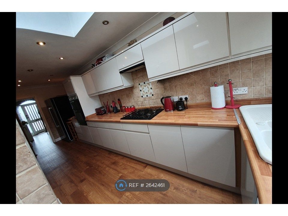 Property photo 3 of 20 Kitchen