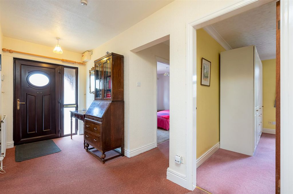 Property photo 3 of 23 Entrance Hall