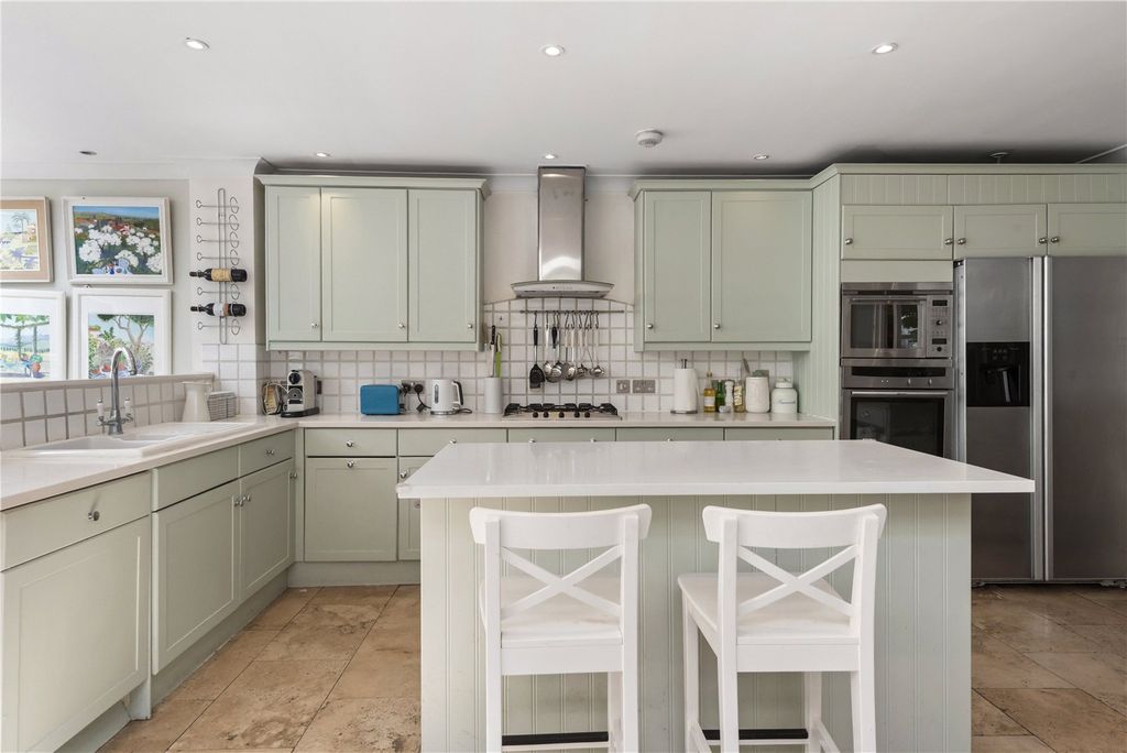 Property photo 3 of 10 Kitchen
