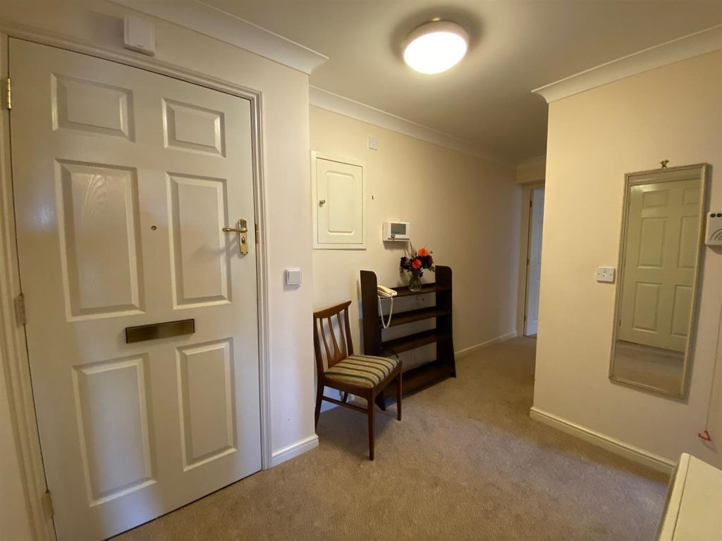 Property photo 2 of 17 Entrance Hall.Jpg