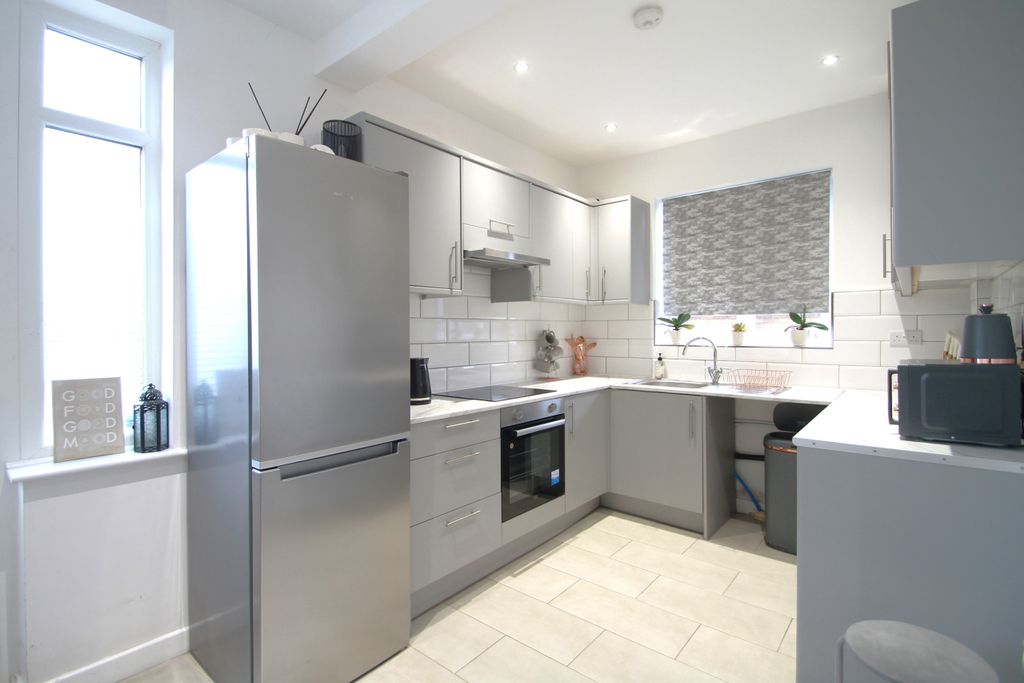 Property photo 3 of 20 Kitchen