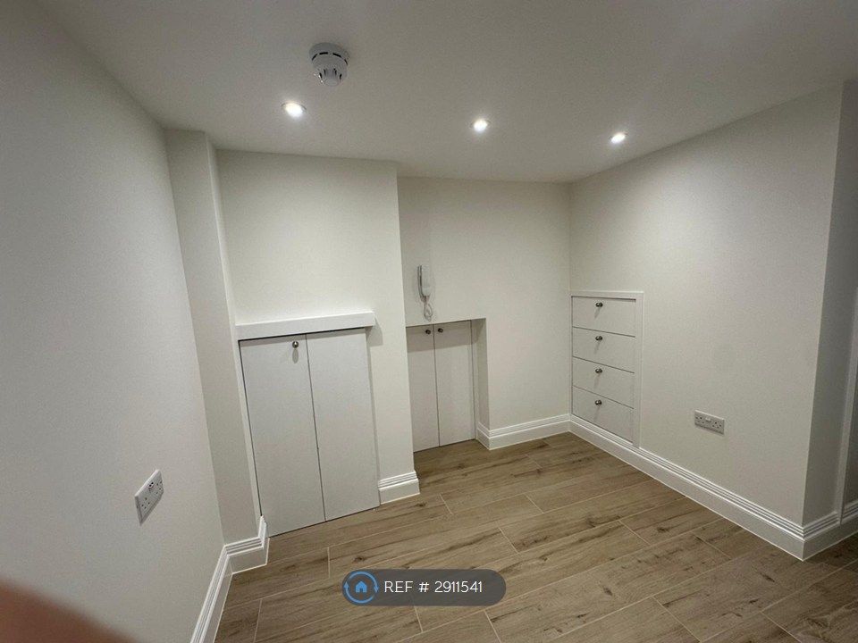 Property photo 1 of 12 Bed Room